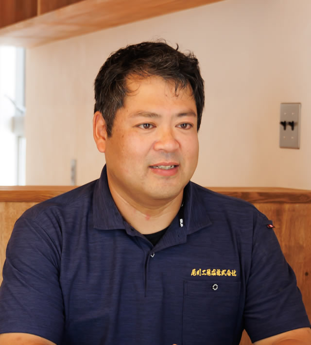 西森社長がお客様と打ち合わせをしている様子の写真