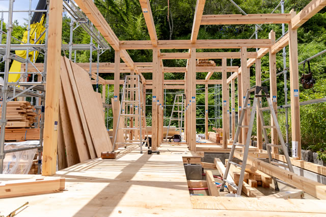 一軒家の木造作りの骨組みの様子