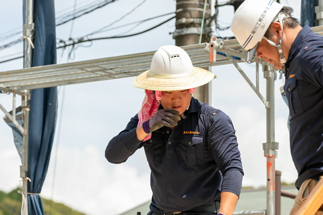尾川工務店の職人2人が一生懸命作業している様子
